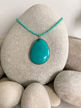 Cargar imagen en el visor de la galería, Collar oro piedra turquesa de cuentas de cristal de 2mm en color verde mar y piedra tuquesa de 43x32mm de 39,5cm de largo con extension.