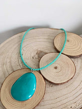 Cargar imagen en el visor de la galería, Collar oro piedra turquesa de cuentas de cristal de 2mm en color verde mar y piedra tuquesa de 43x32mm de 39,5cm de largo con extension.