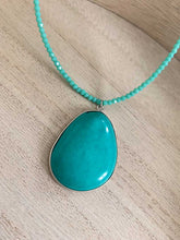 Cargar imagen en el visor de la galería, Collar oro piedra turquesa de cuentas de cristal de 2mm en color verde mar y piedra tuquesa de 43x32mm de 39,5cm de largo con extension.