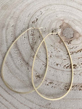 Cargar imagen en el visor de la galería, Pendientes aro oro gota de 70mm bañado en oro mate, muy fino y ligero, unos pedientes para todos los dias de la colección de Patricia Herran.