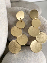 Cargar imagen en el visor de la galería, Pendientes presion oro circulos de 60x22mm bañados en oro mate con cierre de silicona para una mejor sujeción, para las mas atrevidas!