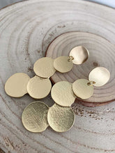 Cargar imagen en el visor de la galería, Pendientes presion oro circulos de 60x22mm bañados en oro mate con cierre de silicona para una mejor sujeción, para las mas atrevidas!