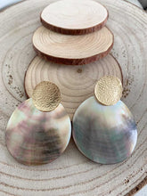 Cargar imagen en el visor de la galería, Pendientes presion oro nacar, pieza de 40mm de nacar con perno de chapa pegada a la oreja de 18,5mm y cierre de silicona para mejor sujeción.