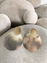 Cargar imagen en el visor de la galería, Pendientes presion oro nacar, pieza de 40mm de nacar con perno de chapa pegada a la oreja de 18,5mm y cierre de silicona para mejor sujeción.