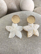 Cargar imagen en el visor de la galería, Pendientes presion oro estrella de nacar de 38mm, con perno de chapa pegada a la oreja de 18,5mm y cierre de silicona para mejor sujeción.