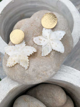 Cargar imagen en el visor de la galería, Pendientes presion oro estrella de nacar de 38mm, con perno de chapa pegada a la oreja de 18,5mm y cierre de silicona para mejor sujeción.