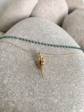 Cargar imagen en el visor de la galería, Collar oro caracola turquesa de 33x16mm, con cadena doble una sencilla 0,7mm de 39cm de largo y otra de cuentas de miyuki de 36cm con extensión.