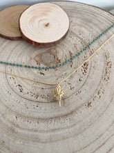 Cargar imagen en el visor de la galería, Collar oro caracola turquesa de 33x16mm, con cadena doble una sencilla 0,7mm de 39cm de largo y otra de cuentas de miyuki de 36cm con extensión.