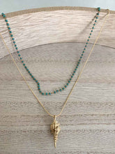 Cargar imagen en el visor de la galería, Collar oro caracola turquesa de 33x16mm, con cadena doble una sencilla 0,7mm de 39cm de largo y otra de cuentas de miyuki de 36cm con extensión.