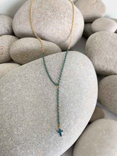 Cargar imagen en el visor de la galería, Collar oro cruz turquesa de 10x6mm esmaltada con cadena de miyuki y cadena de eslabones de 2,5mm bañado en oro mate con extensión.