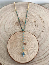 Cargar imagen en el visor de la galería, Collar oro cruz turquesa de 10x6mm esmaltada con cadena de miyuki y cadena de eslabones de 2,5mm bañado en oro mate con extensión.