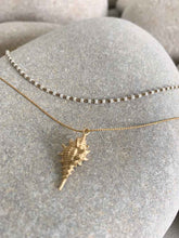 Cargar imagen en el visor de la galería, Collar oro caracola blanco de 33x16mm, con cadena doble una sencilla 0,7mm de 39cm de largo y otra de cuentas de miyuki de 36cm con extensión.