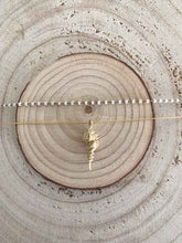 Cargar imagen en el visor de la galería, Collar oro caracola blanco de 33x16mm, con cadena doble una sencilla 0,7mm de 39cm de largo y otra de cuentas de miyuki de 36cm con extensión.