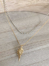Cargar imagen en el visor de la galería, Collar oro caracola blanco de 33x16mm, con cadena doble una sencilla 0,7mm de 39cm de largo y otra de cuentas de miyuki de 36cm con extensión.