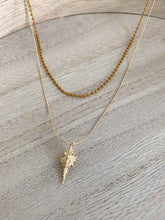 Cargar imagen en el visor de la galería, Collar oro caracola mostaza de 33x16mm, con cadena doble una sencilla 0,7mm de 39cm de largo y otra de cuentas de miyuki de 36cm con extensión.