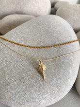 Cargar imagen en el visor de la galería, Collar oro caracola mostaza de 33x16mm, con cadena doble una sencilla 0,7mm de 39cm de largo y otra de cuentas de miyuki de 36cm con extensión.