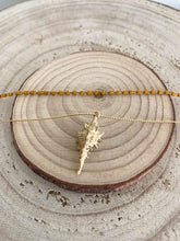 Cargar imagen en el visor de la galería, Collar oro caracola mostaza de 33x16mm, con cadena doble una sencilla 0,7mm de 39cm de largo y otra de cuentas de miyuki de 36cm con extensión.