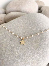 Cargar imagen en el visor de la galería, Collar oro estrella rosario, estrella oro mate de 8mm con cadena de rosario en blanco de 37 cm de largo y extensión para poner a diferentes medidas.