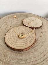 Cargar imagen en el visor de la galería, Collar oro medio sol de 15x7mm con bolita de cristal verde mar 2mm y cadena sencilla de 0,7mm bañada en oro y un largo de 37cm con extensión.