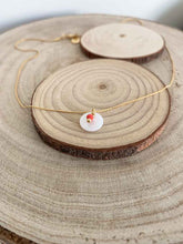 Cargar imagen en el visor de la galería, Collar oro nacar bolita coral de 2mm y chapita de nácar de 10mm con cadena sencilla de 0,7mm bañada en oro y un largo de 37cm con extensión.