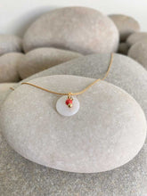 Cargar imagen en el visor de la galería, Collar oro nacar bolita coral de 2mm y chapita de nácar de 10mm con cadena sencilla de 0,7mm bañada en oro y un largo de 37cm con extensión.