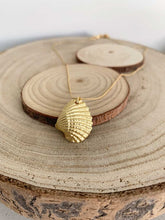Cargar imagen en el visor de la galería, Collar oro almeja mate de 22x18mm con cadena sencilla de 0,7mm bañada en oro y un largo de 37cm con extensión para poner a diferentes medidas.