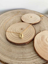 Cargar imagen en el visor de la galería, Collar oro concha mate de 10x8mm con cadena sencilla de 0,7mm bañada en oro y un largo de 37cm con extensión para poner a diferentes medidas.