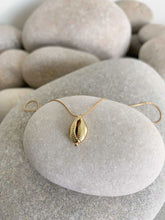 Cargar imagen en el visor de la galería, Collar oro concha mate de 10x8mm con cadena sencilla de 0,7mm bañada en oro y un largo de 37cm con extensión para poner a diferentes medidas.
