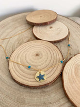 Cargar imagen en el visor de la galería, Collar oro estrella esmaltada en azul de 10mm con chapa oro mate de 12mm, cadena sencilla de 0,7 de 37cm de largo con cristal facetado 2mm azul.