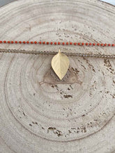 Cargar imagen en el visor de la galería, Collar oro hoja doble teja, hoja de 21x11mm oro mate con cadena de cristal facetado 2mm color visón y cadena de miyuki en color teja con extensión.