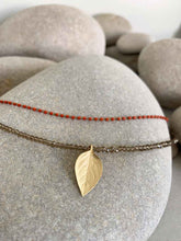 Cargar imagen en el visor de la galería, Collar oro hoja doble teja, hoja de 21x11mm oro mate con cadena de cristal facetado 2mm color visón y cadena de miyuki en color teja con extensión.