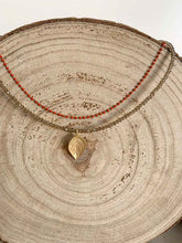 Cargar imagen en el visor de la galería, Collar oro hoja doble teja, hoja de 21x11mm oro mate con cadena de cristal facetado 2mm color visón y cadena de miyuki en color teja con extensión.