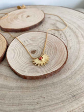 Cargar imagen en el visor de la galería, Collar oro medio sol de 15x7mm con bolita de cristal coral 2mm y cadena sencilla de 0,7mm bañada en oro y un largo de 37cm con extensión.