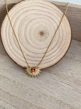 Cargar imagen en el visor de la galería, Collar oro medio sol de 15x7mm con bolita de cristal coral 2mm y cadena sencilla de 0,7mm bañada en oro y un largo de 37cm con extensión.