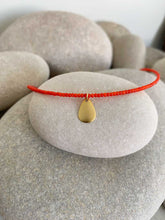 Cargar imagen en el visor de la galería, Collar oro rocalla/coral lágrima bañada en oro mate con cadena de rocalla en color coral de 37cm de largo y extensión para diferentes medidas.