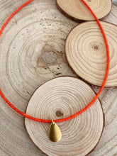 Cargar imagen en el visor de la galería, Collar oro rocalla/coral lágrima bañada en oro mate con cadena de rocalla en color coral de 37cm de largo y extensión para diferentes medidas.