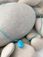 Cargar imagen en el visor de la galería, Collar oro miyuki lagrima/turquesa de 37cm de largo con cristal japonés y lágrima central en color turquesa y extensión para diferentes medidas.