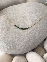 Cargar imagen en el visor de la galería, Collar oro cadena miyuki/verde de 37cm de largo con cuentas de cristal japonés verde y pieza central de cristal verde facetado de 2mm, con extensión.