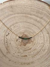 Cargar imagen en el visor de la galería, Collar oro cadena miyuki/verde de 37cm de largo con cuentas de cristal japonés verde y pieza central de cristal verde facetado de 2mm, con extensión.