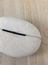 Cargar imagen en el visor de la galería, Collar oro cadena miyuki/negro de 37cm de largo con cuentas de cristal japonés negro y pieza central de cristal negro facetado de 2mm, con extensión.