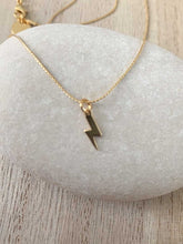 Cargar imagen en el visor de la galería, Collar oro rayito mate de 11x4mm con cadena sencilla de 0,7mm bañada en oro y un largo de 37cm con extensión para poner a diferentes medidas.