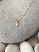 Cargar imagen en el visor de la galería, Collar oro rayito mate de 11x4mm con cadena sencilla de 0,7mm bañada en oro y un largo de 37cm con extensión para poner a diferentes medidas.