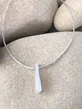 Cargar imagen en el visor de la galería, Collar oro piedra azul con cadena de cuentas de miyuki en color azul y piedra azulada alargada de 39,5cm de largo con extension.