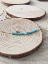 Cargar imagen en el visor de la galería, Collar oro cadena miyuki/turquesa de 37cm de largo con cuentas de cristal japonés turquesa y pieza central de cristal turquesa facetado de 2mm.