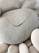 Cargar imagen en el visor de la galería, Collar oro cadena miyuki/turquesa de 37cm de largo con cuentas de cristal japonés turquesa y pieza central de cristal turquesa facetado de 2mm.