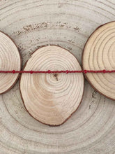 Cargar imagen en el visor de la galería, Collar oro miyuki cristal/granate, de 37cm con muyuki cristal japones de 11/0 intercalado con cuentas de cristal facetado en granate de 2mm con extension.