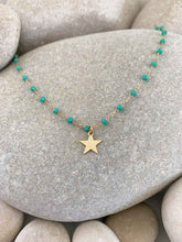 Cargar imagen en el visor de la galería, Collar oro estrella rosario, estrella oro mate de 8mm con cadena de rosario en turquesa de 37 cm de largo y extensión para poner a diferentes medidas.
