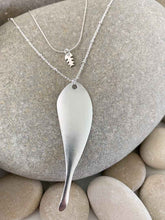 Cargar imagen en el visor de la galería, Collar largo plata pez de 63x18mm en plata mate con cadena de bolitas de 0,8mm bañada en plata y un largo de 53cm, con extensión.