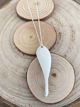 Cargar imagen en el visor de la galería, Collar largo plata pez de 63x18mm en plata mate con cadena de bolitas de 0,8mm bañada en plata y un largo de 53cm, con extensión.