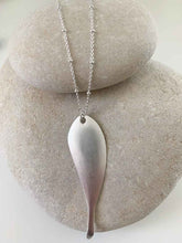 Cargar imagen en el visor de la galería, Collar largo plata pez de 63x18mm en plata mate con cadena de bolitas de 0,8mm bañada en plata y un largo de 53cm, con extensión.